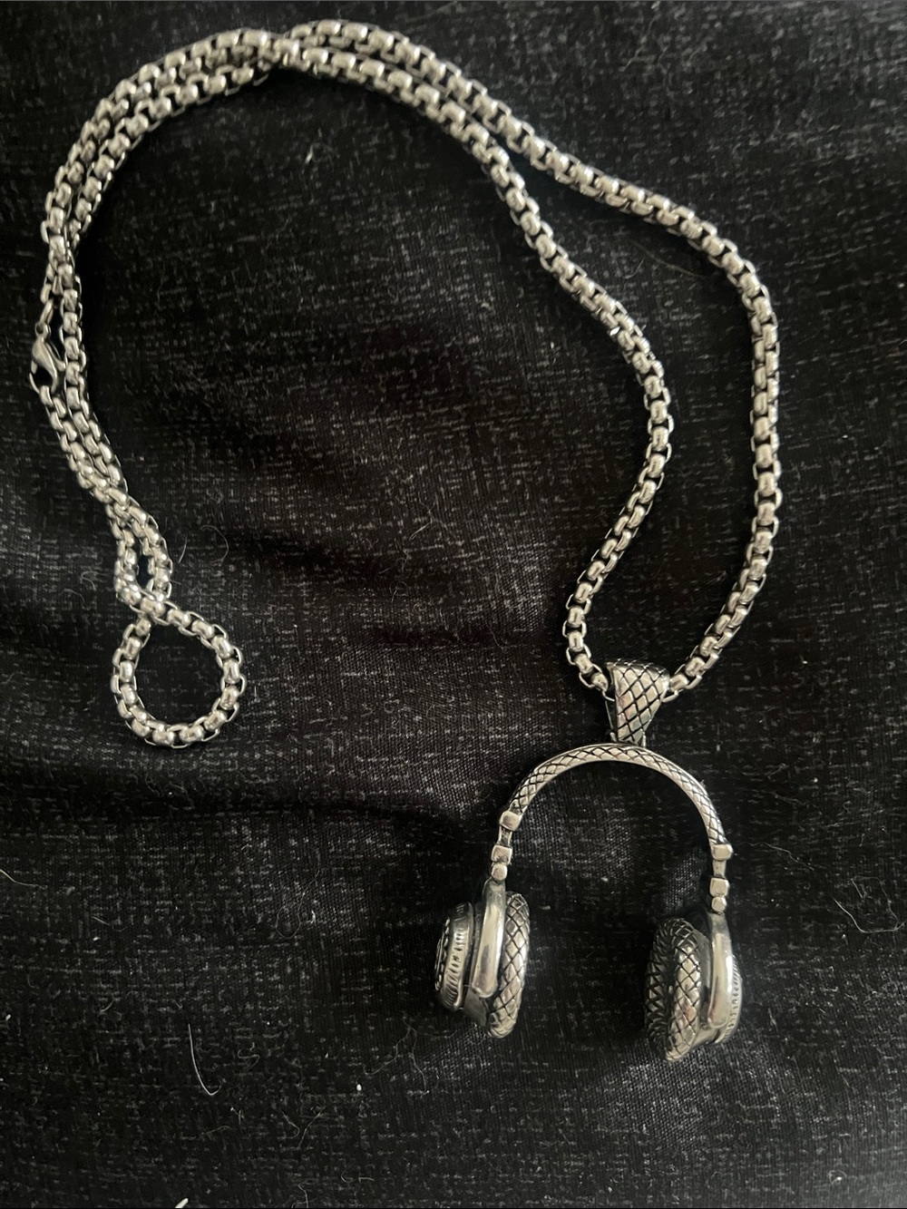 SILVER TONE HEADPHONE PENDANT NECKLACE